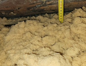 Zateplení stropu bytového domu pomocí foukané izolace